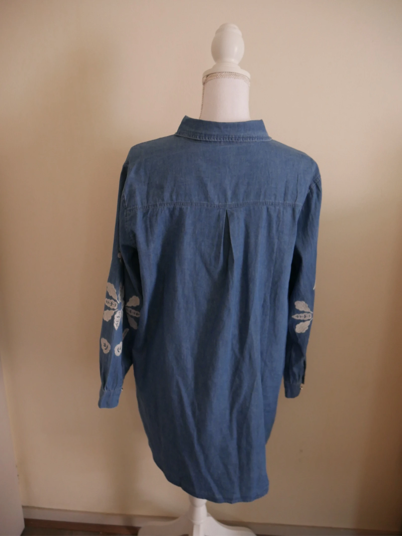Robe chemise en jean et broderie_ Charlior – photo 4